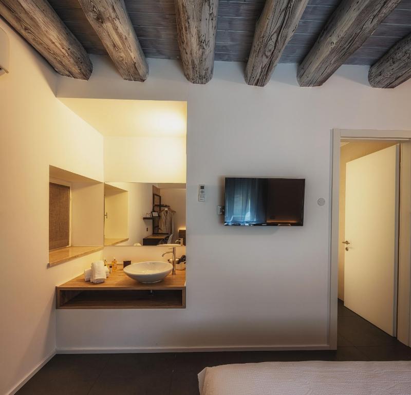 Double or Twin Room with Garden View image 4