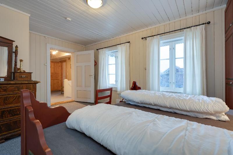 Large Cottage with Mountain View image 3