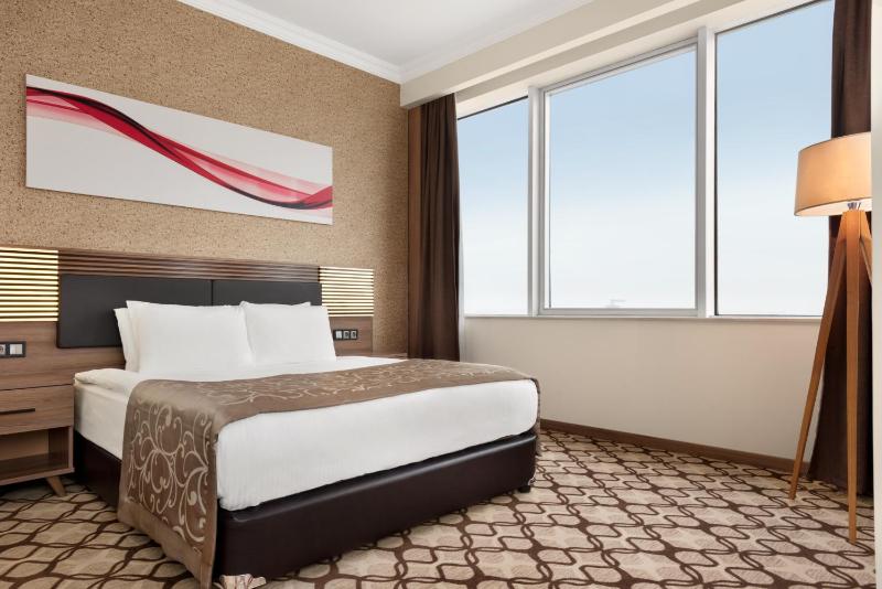 Superior Twin Room with City View - Non-Smoking image 3