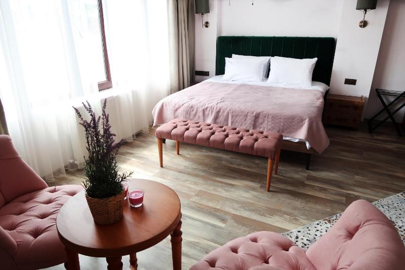 Large Double Room image 3
