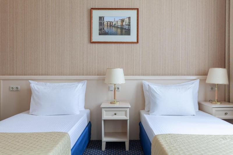 Junior Suite with Avenue View image 2