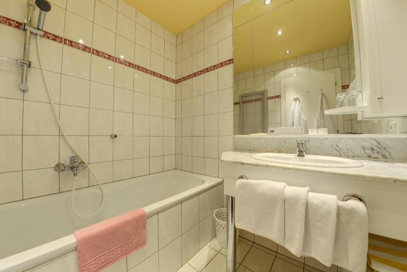 Family Suite with Balcony image 2