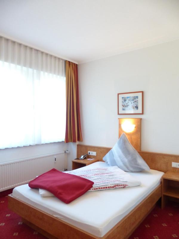Double or Twin Room image 4