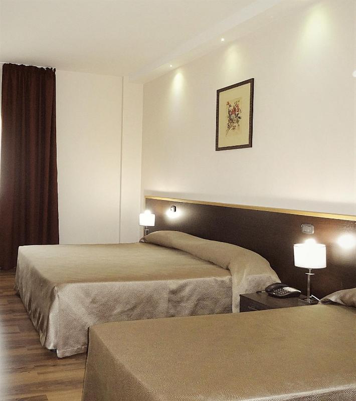 Economy Triple Room image 3