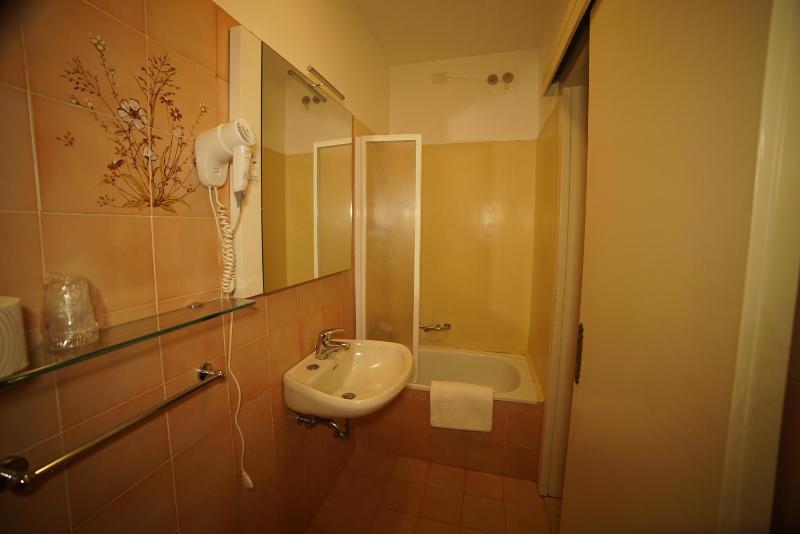 Small Double Room image 4