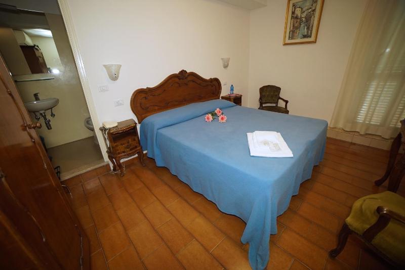 Standard Double or Twin Room image 1