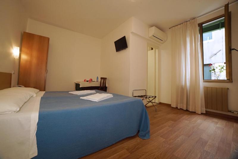 Standard Double or Twin Room image 2