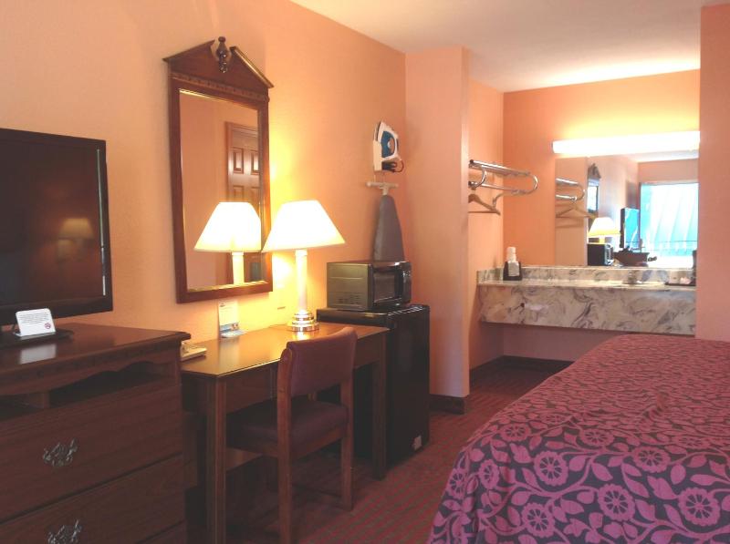 Double Room with Two Double Beds - Smoking image 3