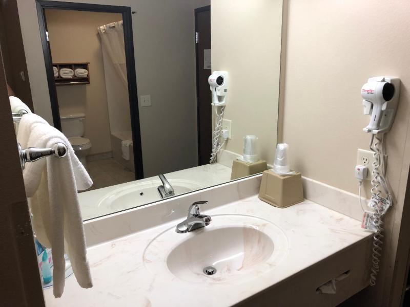 Queen Suite image 3