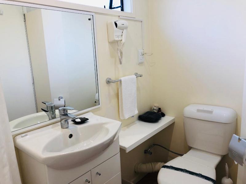 Tudor Court Motor Lodge - image 12