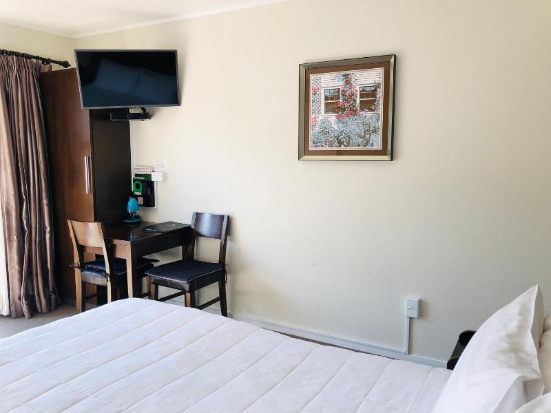 Tudor Court Motor Lodge - image 5