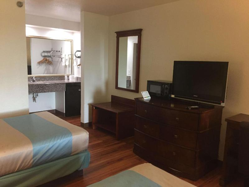 Queen Room with Two Queen Beds - Non-Smoking image 3