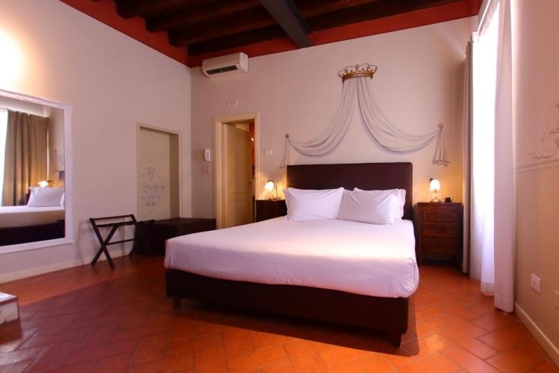 Deluxe Double Room image 4