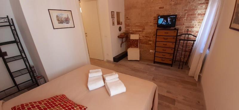 One-Bedroom Apartment image 4