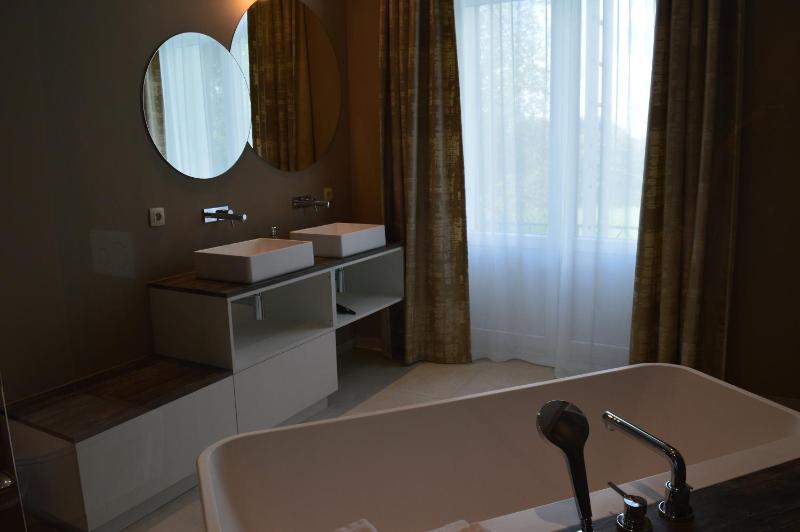 Double or Twin Room with Garden View image 3