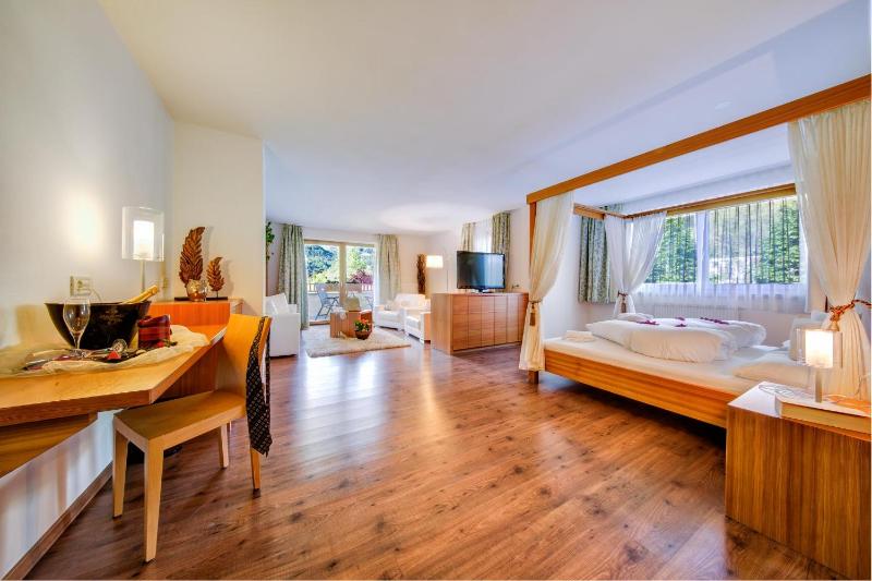 Junior Suite with Balcony image 1