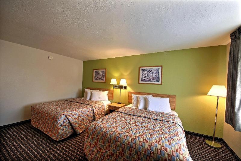 Deluxe Queen Room with Two Queen Beds - No pets image 1