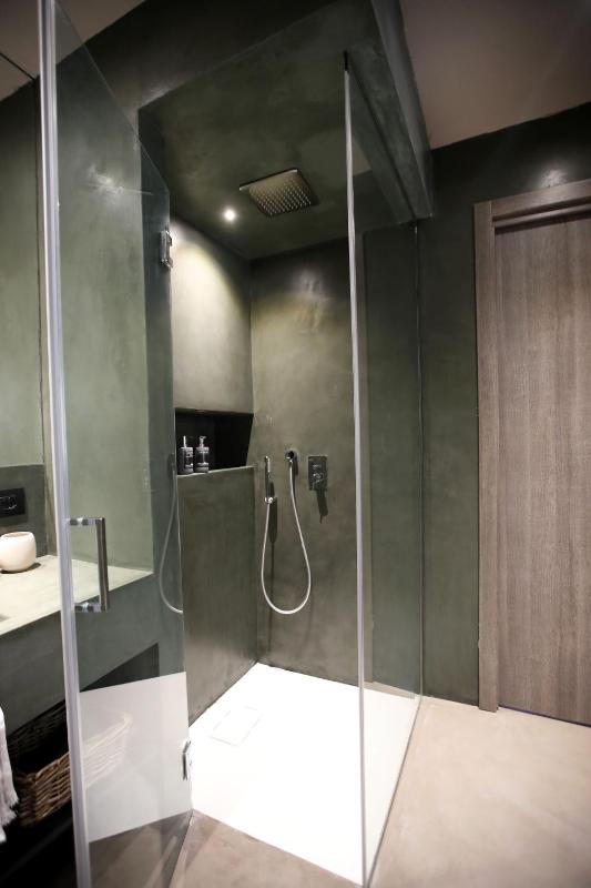 Deluxe Double Room with Balcony image 4