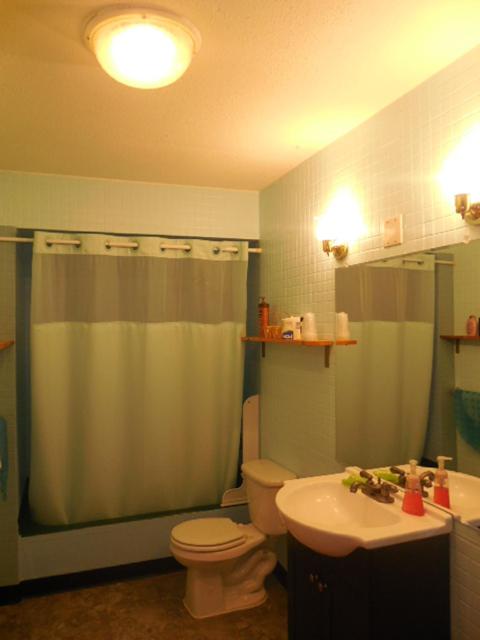 Twin Room with Shared Bathroom image 2