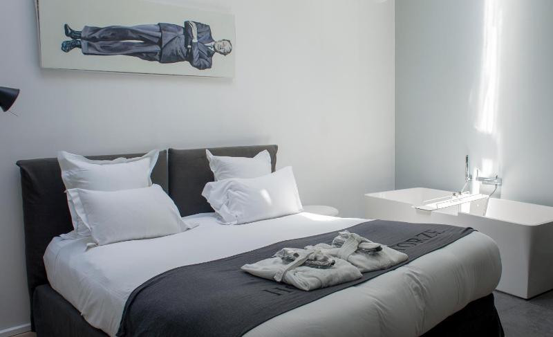 Luxury Suite image 2