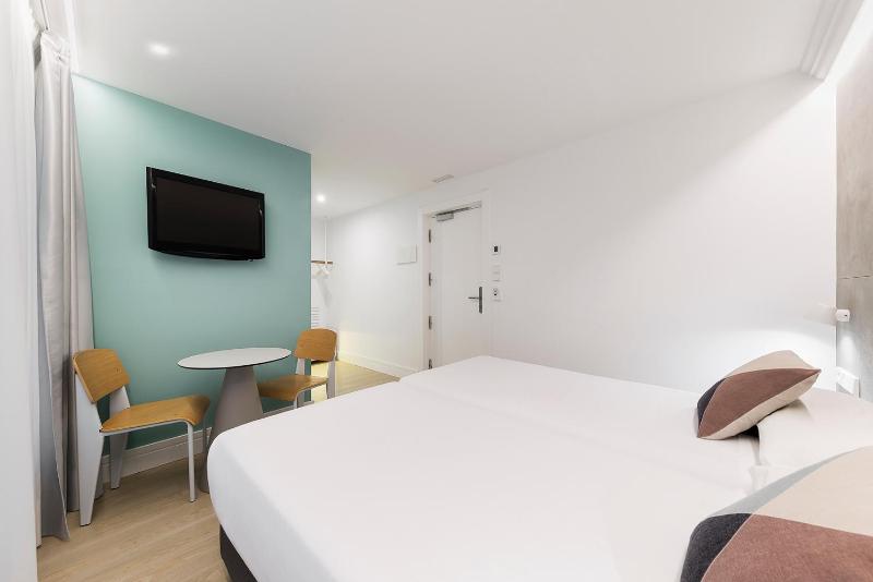 Standard Twin Room image 2