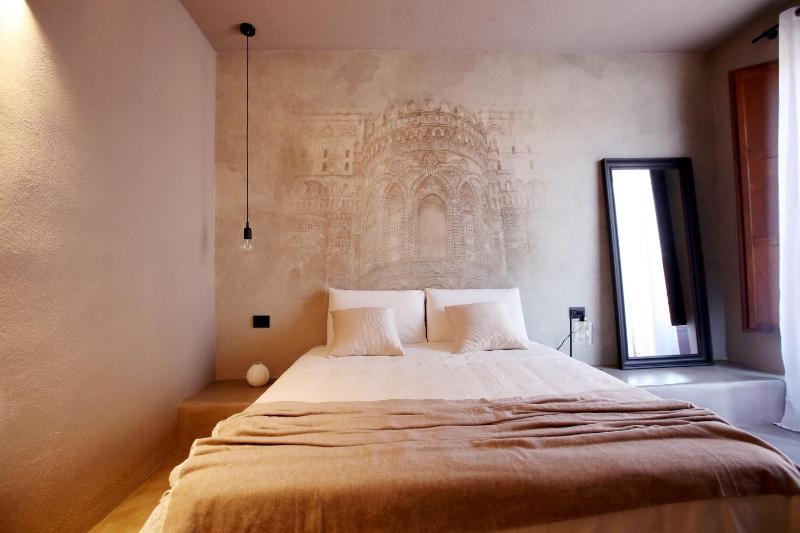 Deluxe Double Room with Balcony image 1