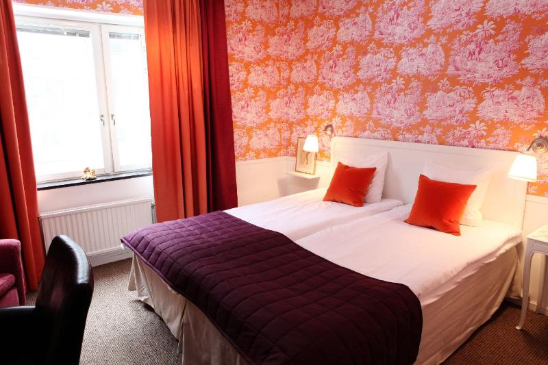 Standard Twin Room image 1