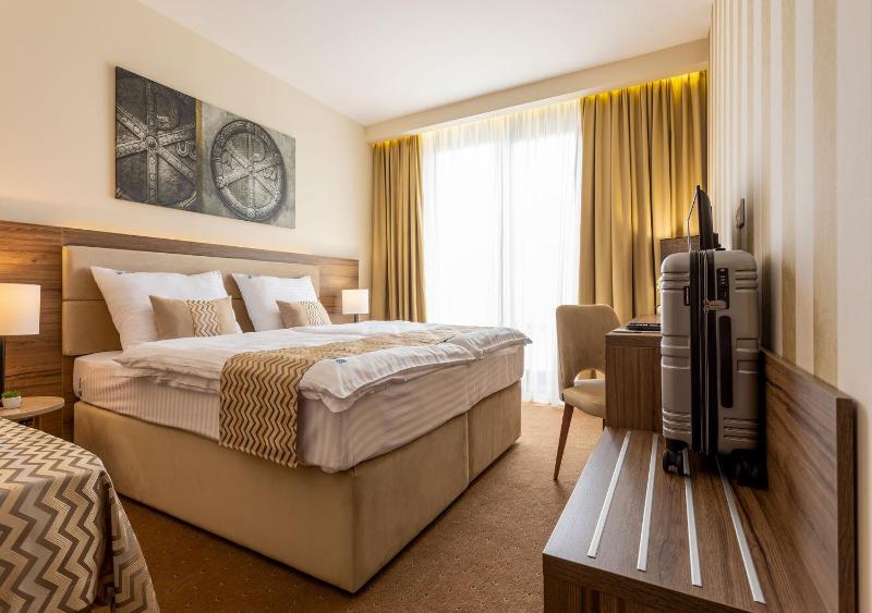 Standard Double Room image 3