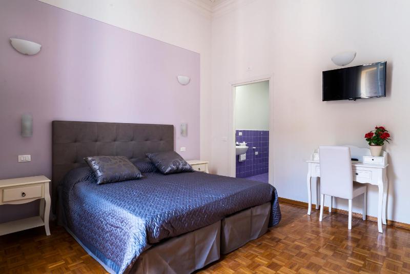 Double Room image 4
