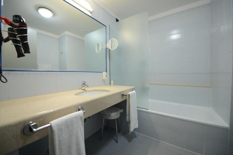 Comfort Twin Room image 3