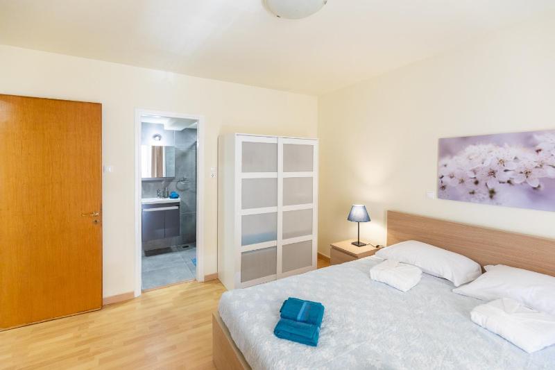 One-Bedroom Apartment image 2