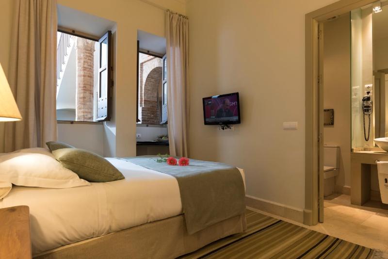 Small Double Room image 3