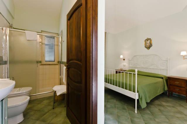 Standard Triple Room image 3