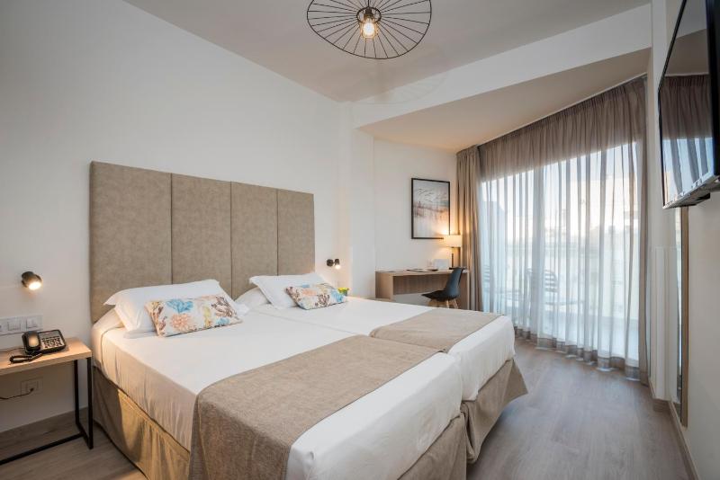 Standard Double Room image 3