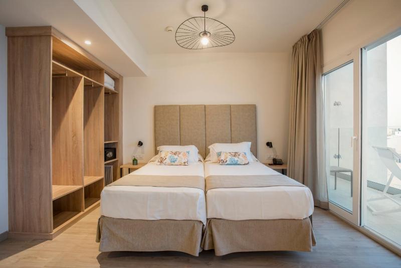 Standard Double Room image 4