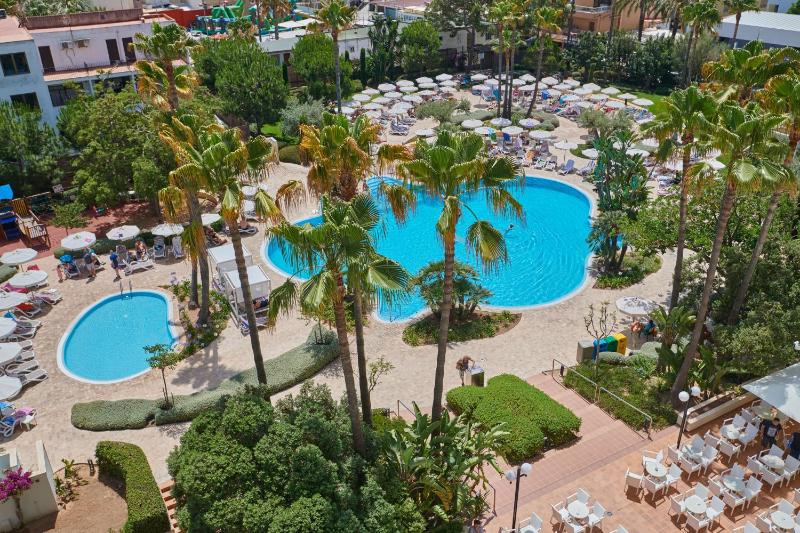 Double Room with Pool View image 2