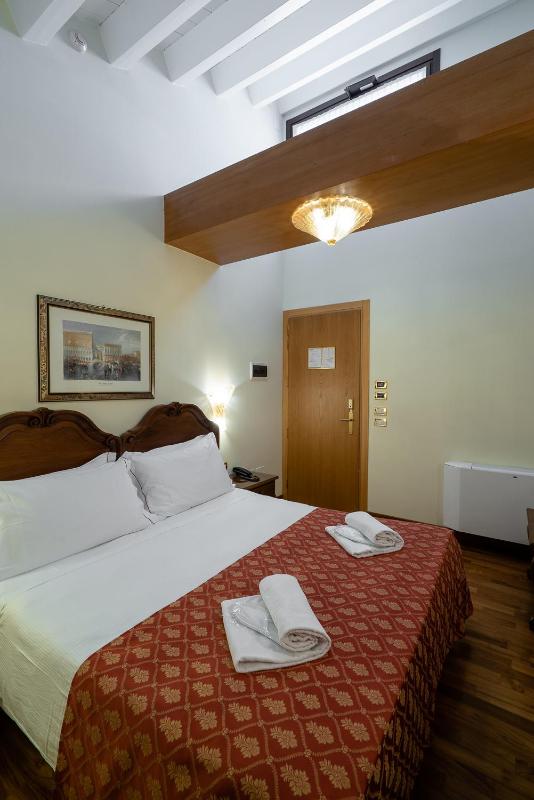 Standard Double Room image 3