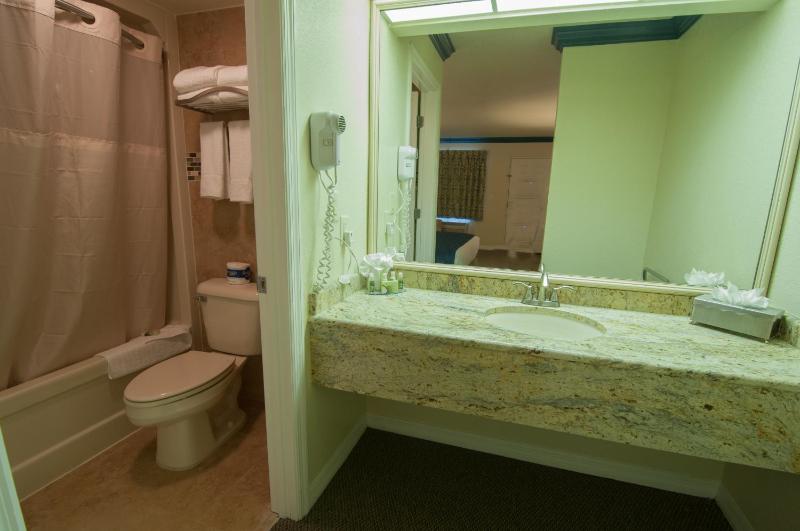 Queen Room image 2
