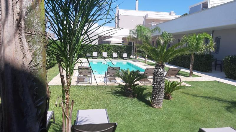 Double Room with Pool View image 2