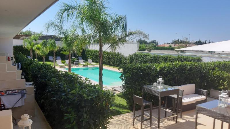 Double Room with Pool View image 3