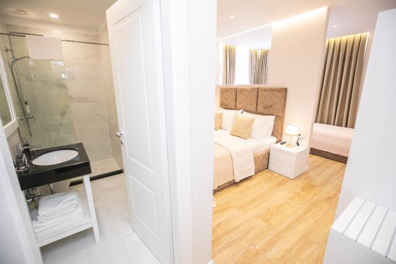 Deluxe Family Room image 3
