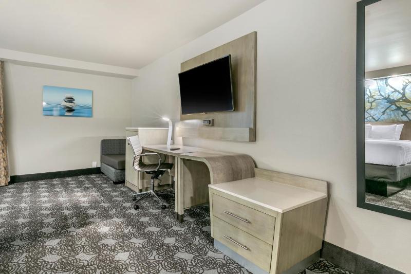 Superior King Room image 3