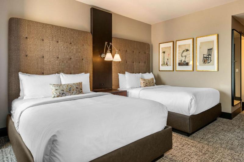 Queen Room with Two Queen Beds - Mobility Accessible/Non-Smoking image 4