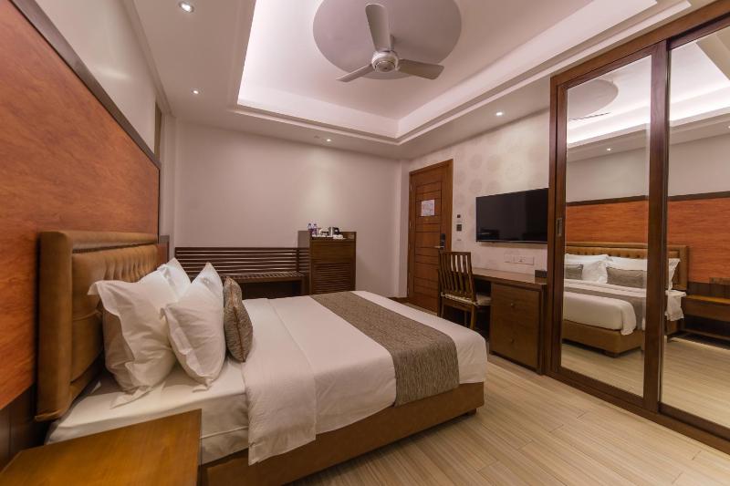 Super Deluxe Room with Balcony with Free Return Airport Transfer image 3