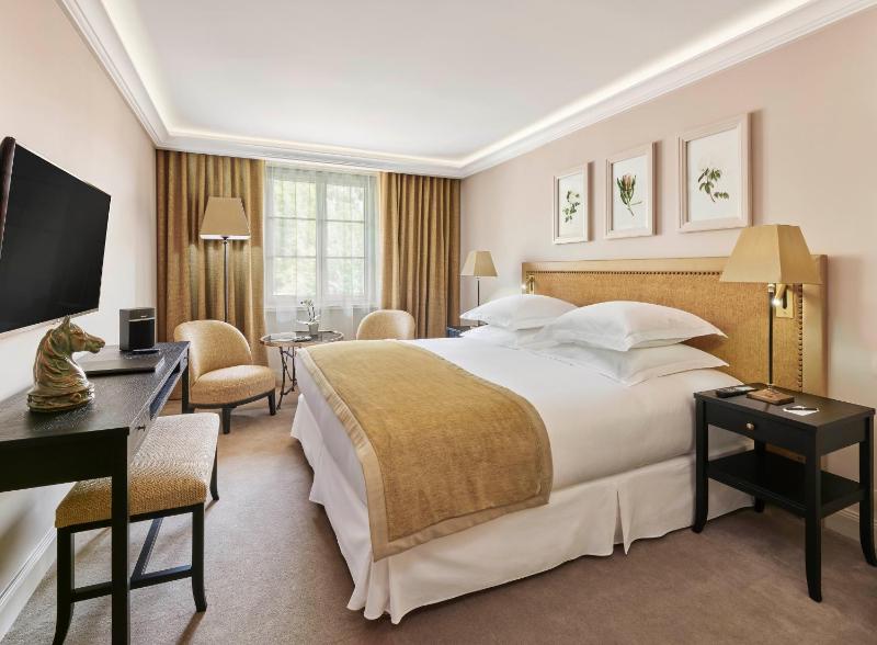 Double Room with Balcony image 2