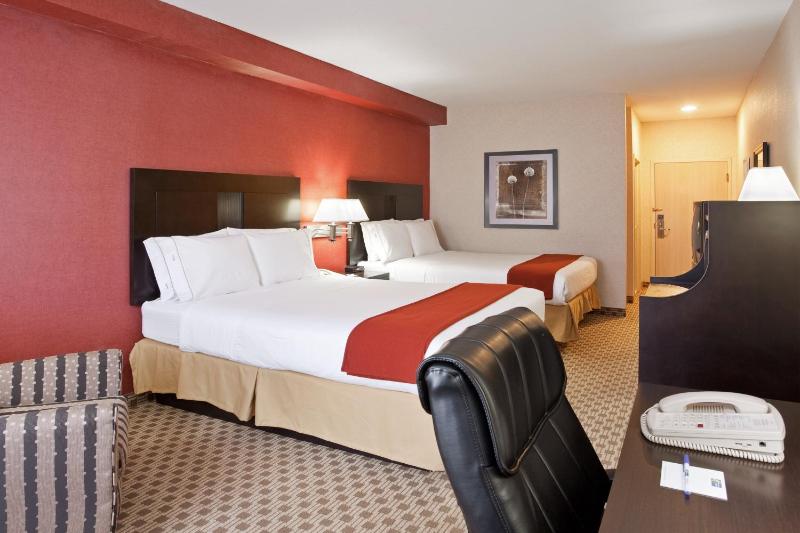 Queen Room with Two Queen Beds - Non-Smoking image 3