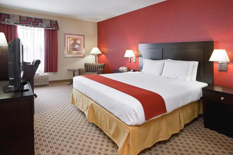 King Suite with Whirlpool - Non-Smoking image 4