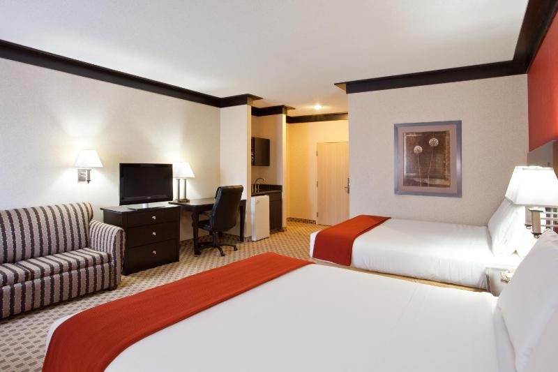 Queen Room with Two Queen Beds - Smoking image 4