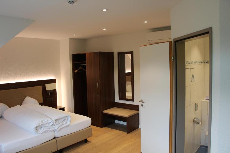 Twin Room with Private Bathroom image 4