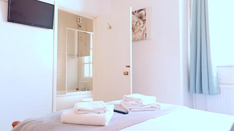 Double Room image 4